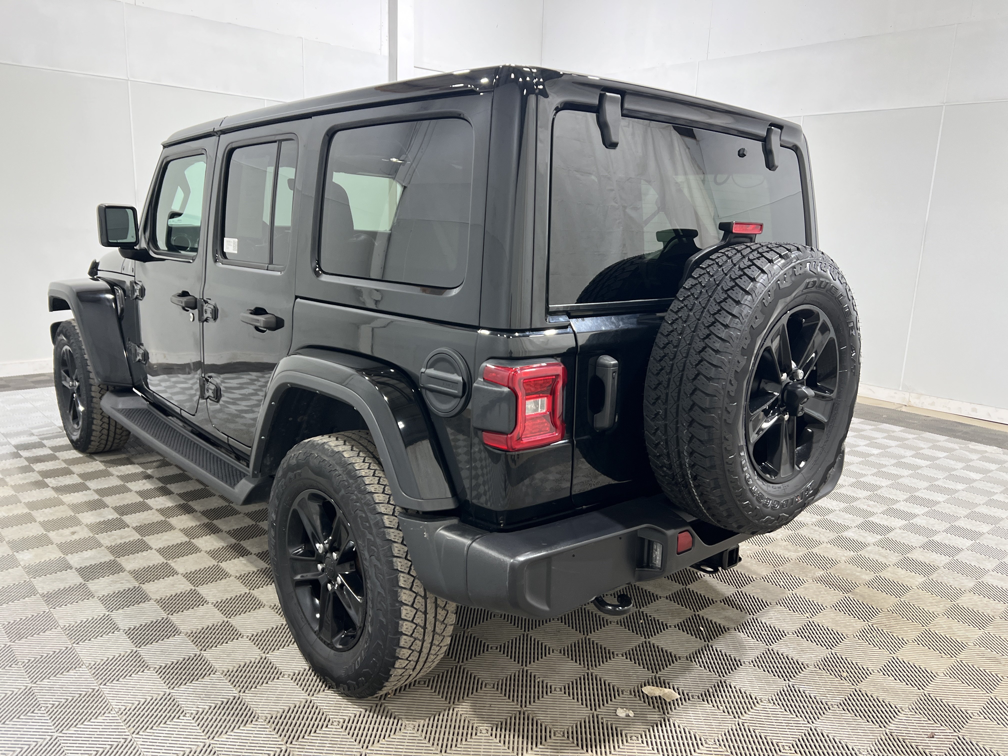Used 2022 Jeep Wrangler Unlimited Sahara AWD/4WD image 2