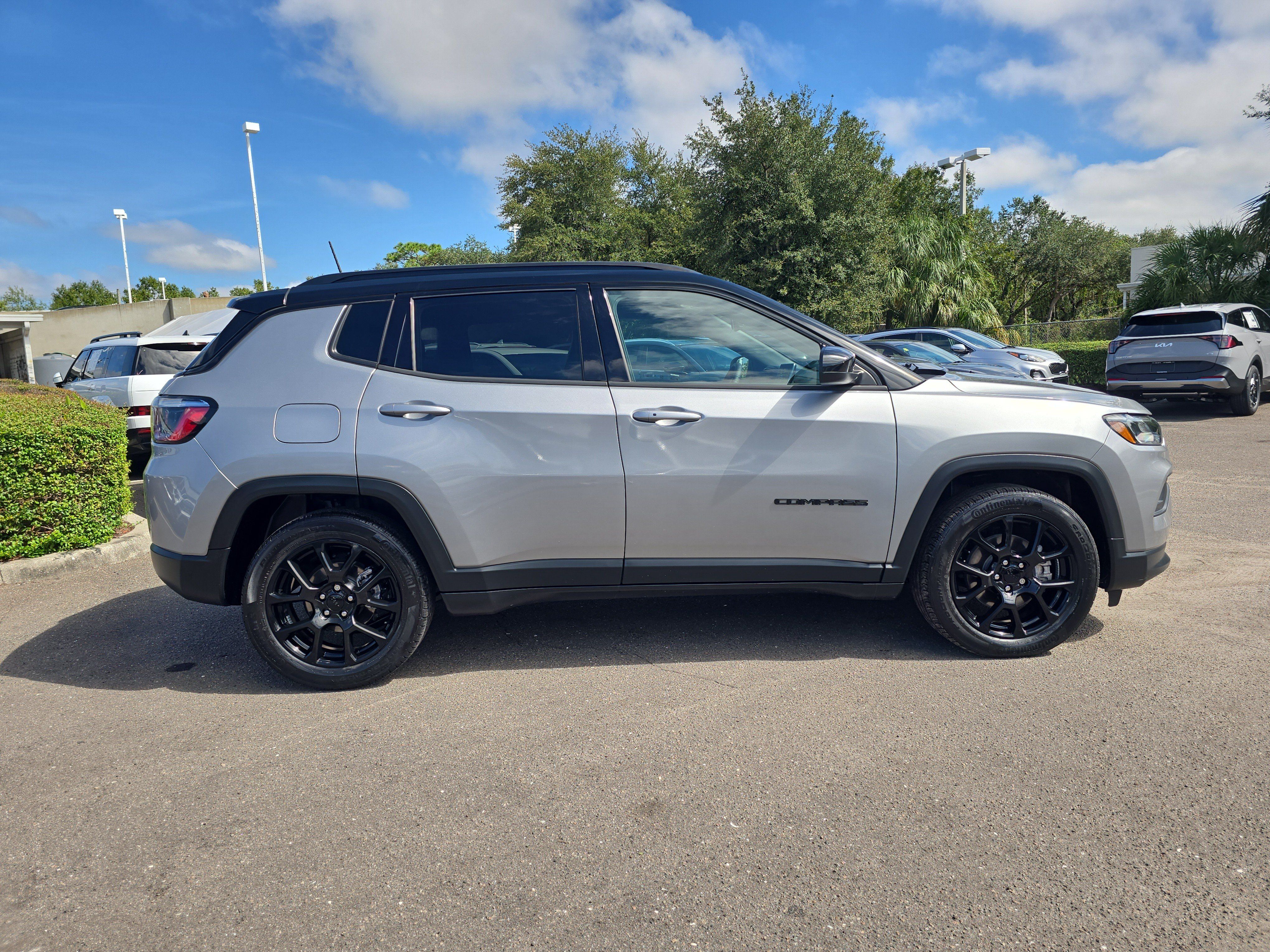 Used 2022 Jeep Compass Latitude FWD image 9