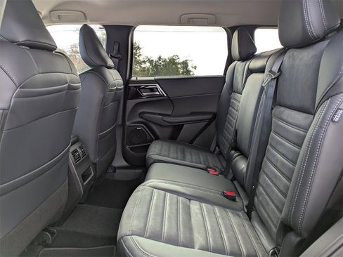 New 2026 Mitsubishi Outlander SE image 14