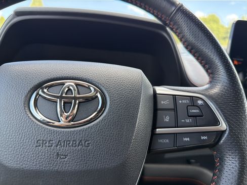 Used 2022 Toyota Sienna XSE FWD image 11