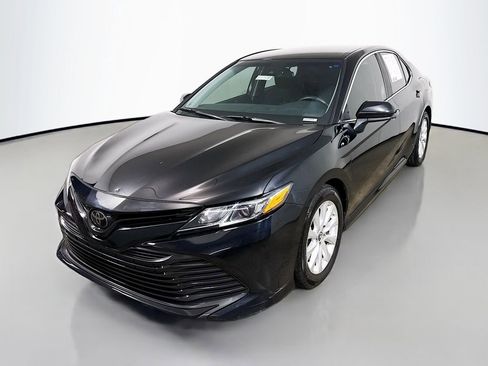 Used 2018 Toyota Camry LE FWD image 3