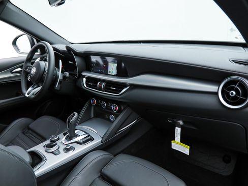 New 2025 Alfa Romeo Stelvio Sprint AWD/4WD image 11