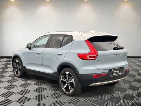 Used 2019 Volvo XC40 T4 Momentum image 5