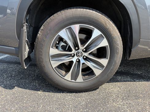 Used 2023 Toyota Highlander XLE AWD/4WD image 28