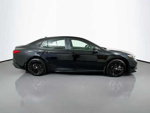 Used 2025 Toyota Camry SE image 4