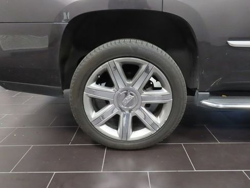 Used 2018 Cadillac Escalade Luxury AWD/4WD image 17