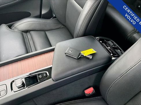 Certified 2023 Volvo XC60 B5 Ultimate w/ Climate Package image 14