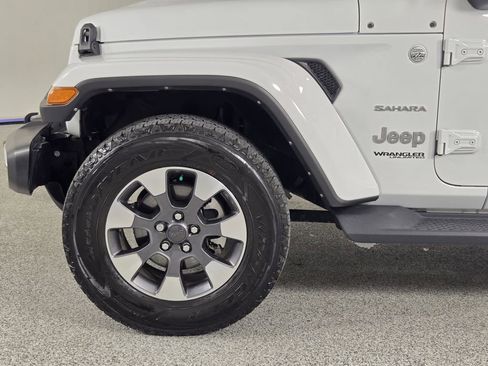 Used 2022 Jeep Wrangler Unlimited Sahara w/ LED Lighting Group AWD/4WD image 8