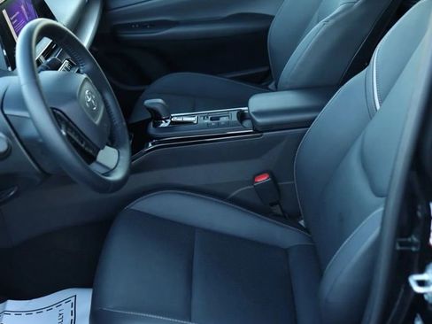 Used 2024 Toyota Prius XLE image 17