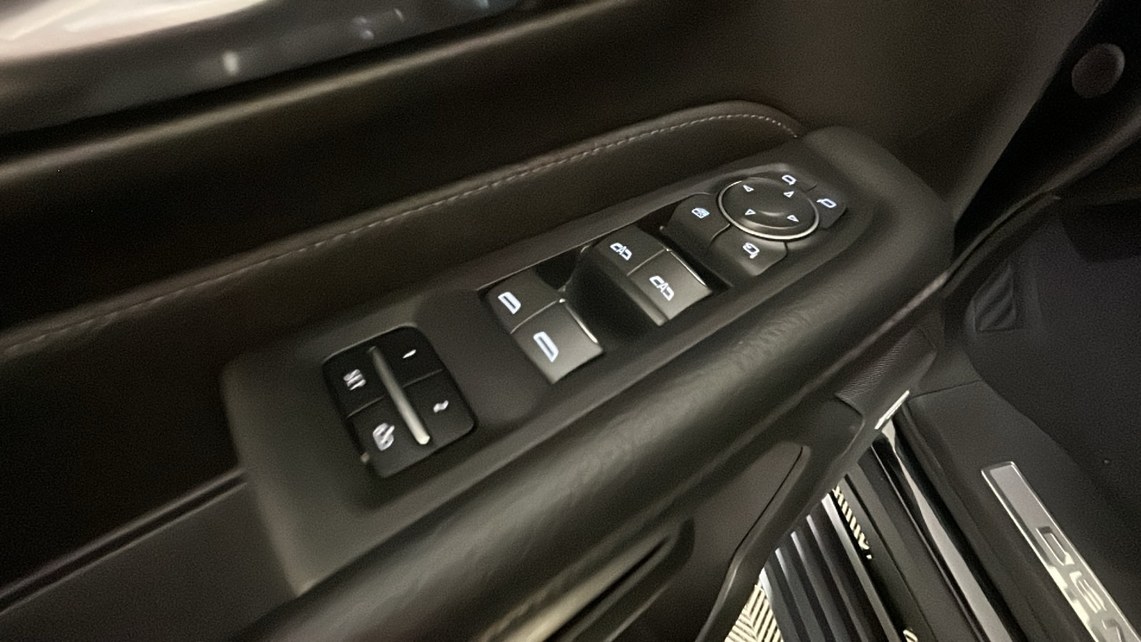 Used 2024 GMC Yukon XL Denali w/ Denali Reserve Package AWD/4WD image 13