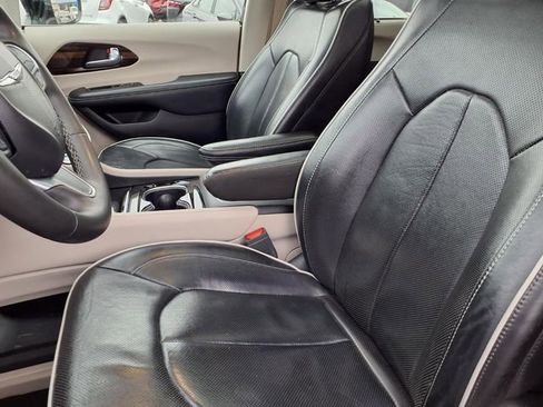 Used 2024 Chrysler Pacifica Limited FWD image 3