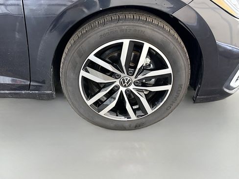 Used 2025 Volkswagen Jetta SE FWD image 32