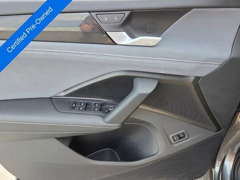 Certified 2025 Volkswagen Tiguan SE FWD image 17