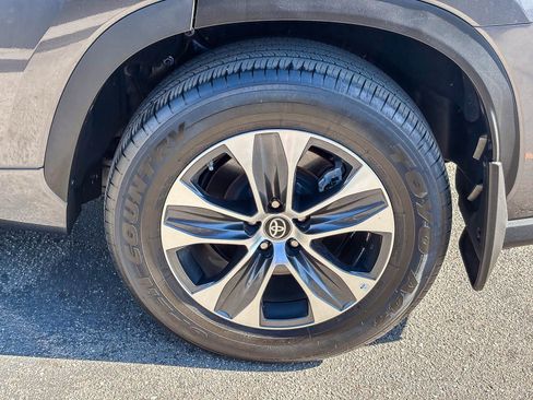 Certified 2024 Toyota Highlander XLE AWD/4WD image 12