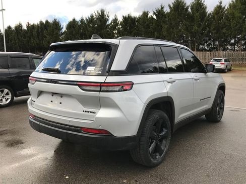 Used 2024 Jeep Grand Cherokee Limited w/ Black Appearance Package image 30