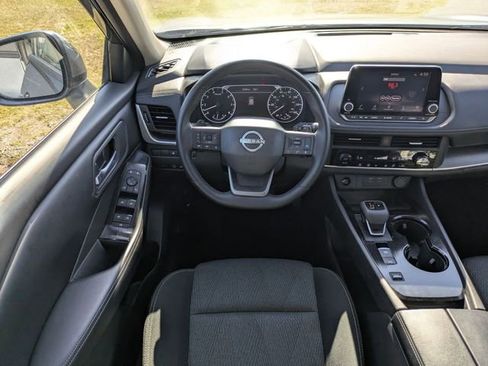 Used 2025 Nissan Rogue SV FWD image 28