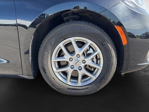 Used 2024 Chrysler Pacifica Touring-L FWD image 16