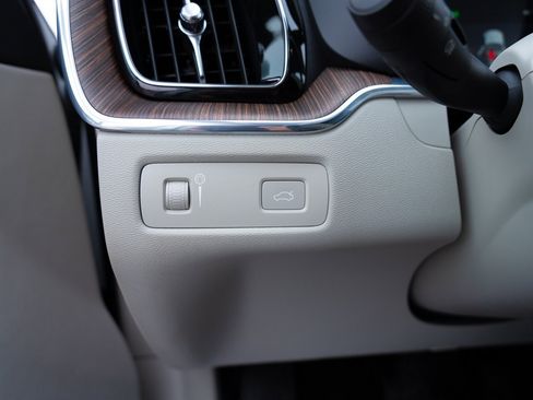 Used 2022 Volvo XC60 B5 Momentum image 38