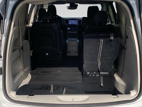 Used 2024 Chrysler Pacifica Touring-L FWD image 27