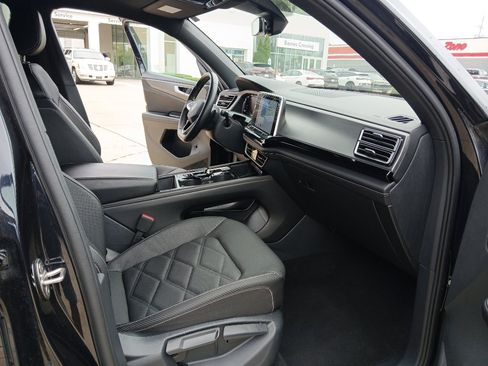 Used 2024 Volkswagen Atlas Cross Sport SE AWD/4WD image 24