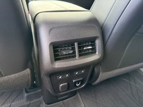 Used 2018 Chevrolet Equinox Premier image 16