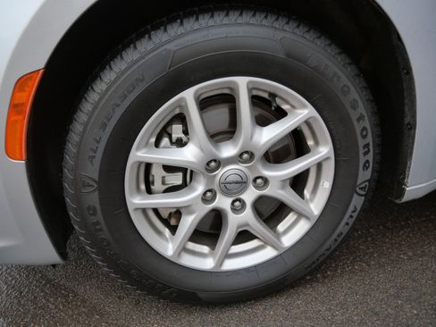 Used 2024 Chrysler Pacifica Touring-L image 15