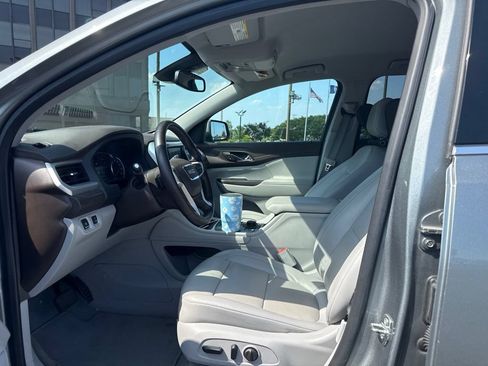 Used 2023 GMC Acadia SLT AWD/4WD image 2