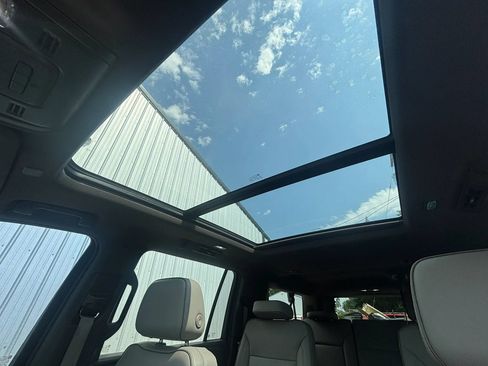 Used 2022 GMC Yukon XL SLT w/ SLT Premium Package AWD/4WD image 35