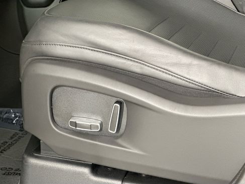 Used 2025 Land Rover Defender 110 image 19