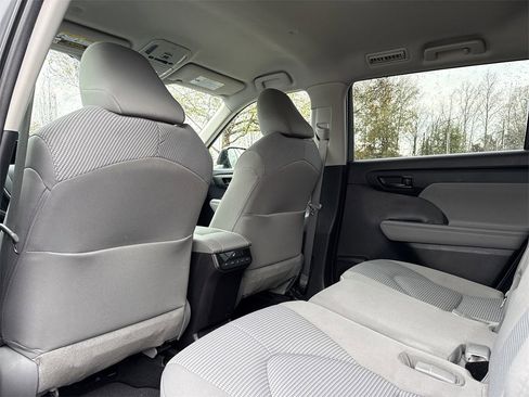 Used 2021 Toyota Highlander LE image 13