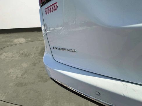 Used 2018 Chrysler Pacifica Touring-L image 22