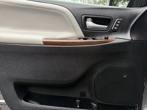 Used 2017 Toyota Sienna Limited image 21