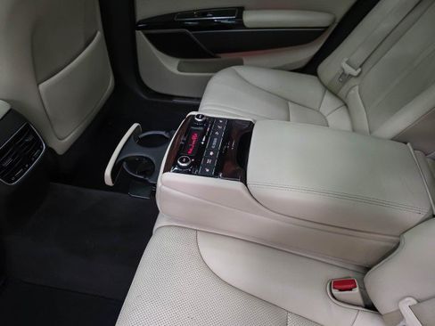 Used 2015 Kia K900 Premium w/ Interior Highline Package RWD image 19