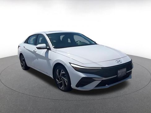 Used 2025 Hyundai Elantra Limited image 3