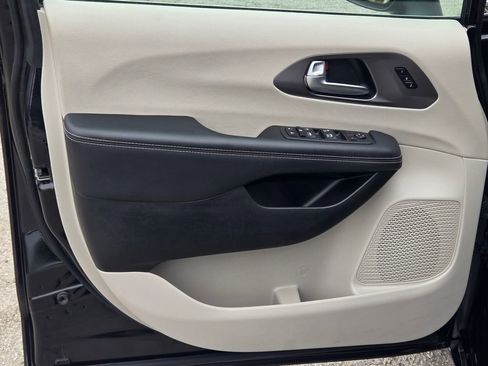 Used 2023 Chrysler Pacifica Touring-L FWD image 29