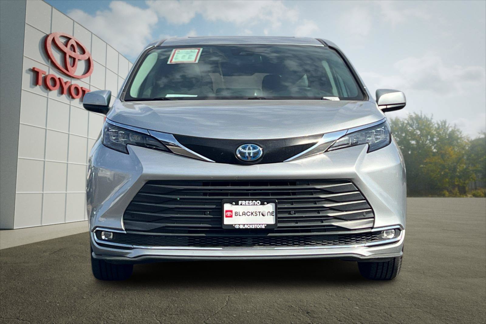Used 2024 Toyota Sienna XLE FWD image 8