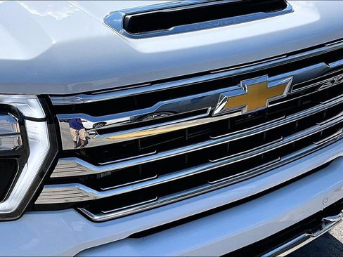 Used 2024 Chevrolet Silverado 2500 High Country AWD/4WD image 33
