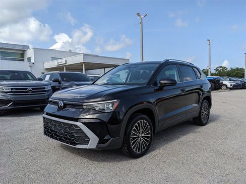 New 2025 Volkswagen Taos SE image 2