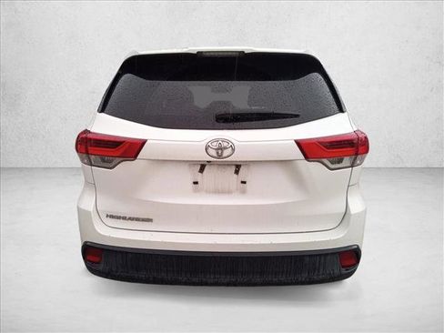Used 2017 Toyota Highlander LE image 6