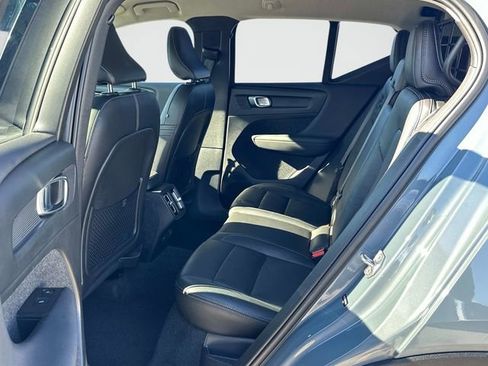 Used 2021 Volvo XC40 T4 Momentum w/ Premium Package image 16