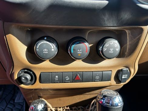 Used 2014 Jeep Wrangler Unlimited Sahara image 23