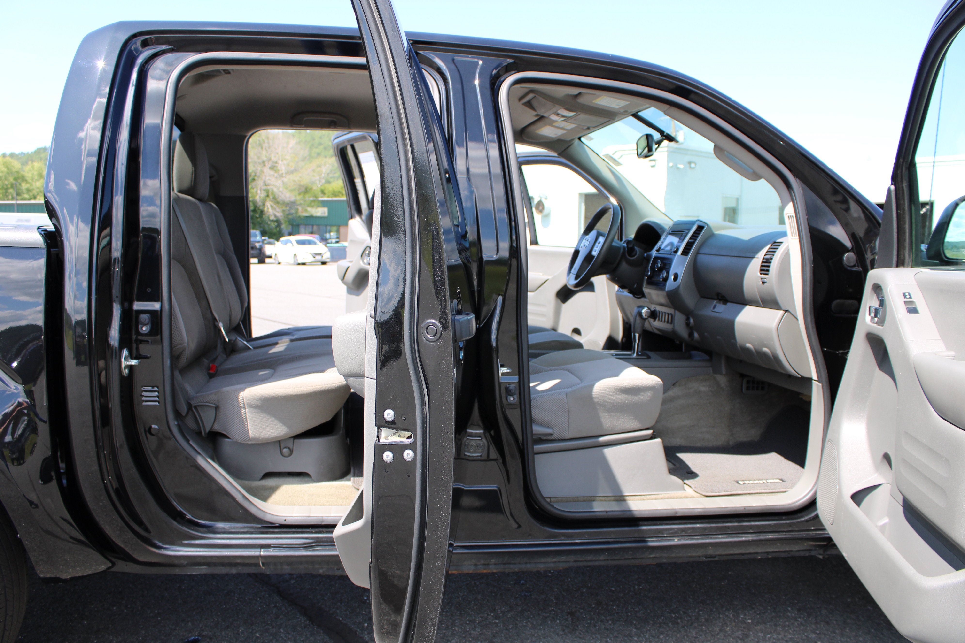 Used 2017 Nissan Frontier SV w/ SV Value Truck Package AWD/4WD image 18