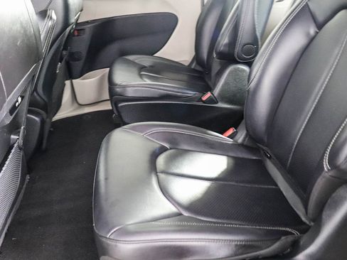 Used 2024 Chrysler Pacifica Select image 18
