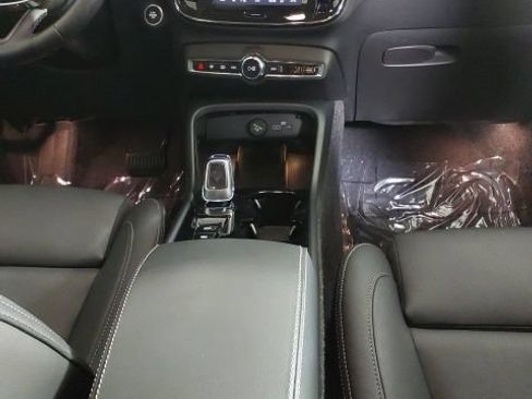 Used 2025 Volvo XC40 B5 Plus AWD/4WD image 23