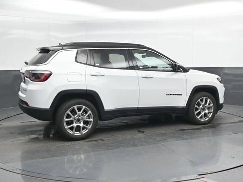 Used 2025 Jeep Compass Limited AWD/4WD image 3