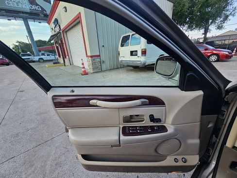 Used 2005 Lincoln Town Car Signature RWD image 16