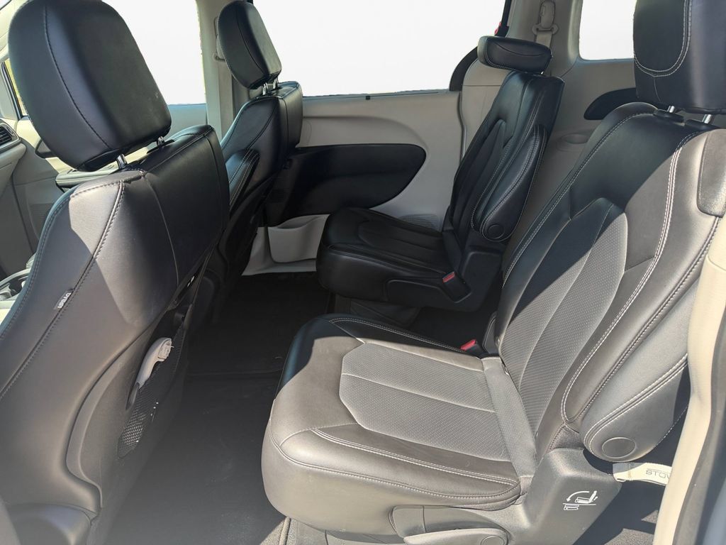 Used 2023 Chrysler Pacifica Touring-L FWD image 15