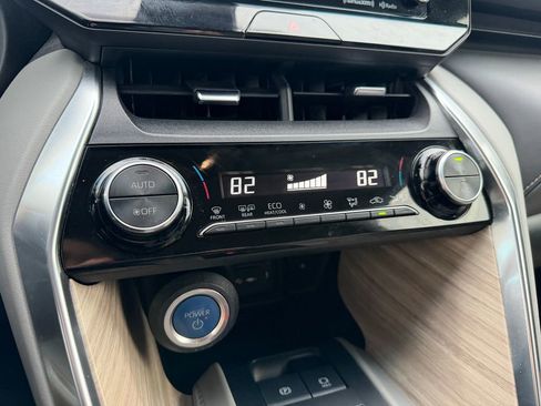 Used 2022 Toyota Venza XLE image 16