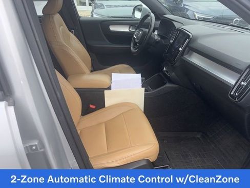 Used 2019 Volvo XC40 T5 Momentum image 4