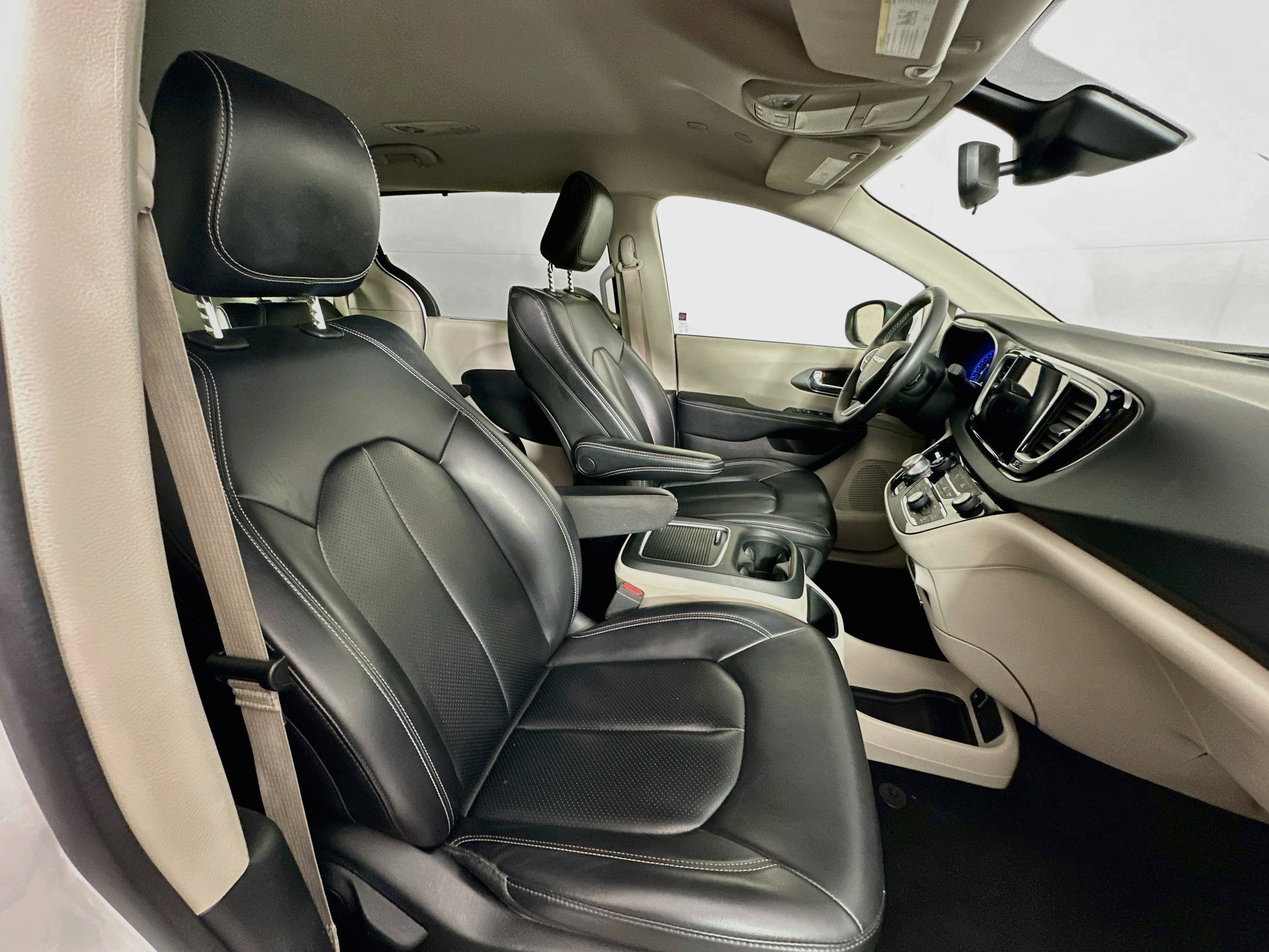 Used 2023 Chrysler Pacifica Touring-L FWD image 30